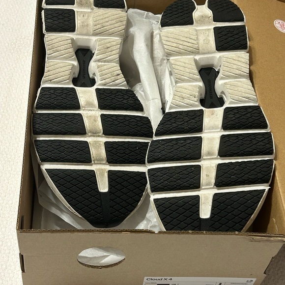 On Cloud X4, a flexible, versatile training shoe built for feel-good workouts. - Picture 3 of 4